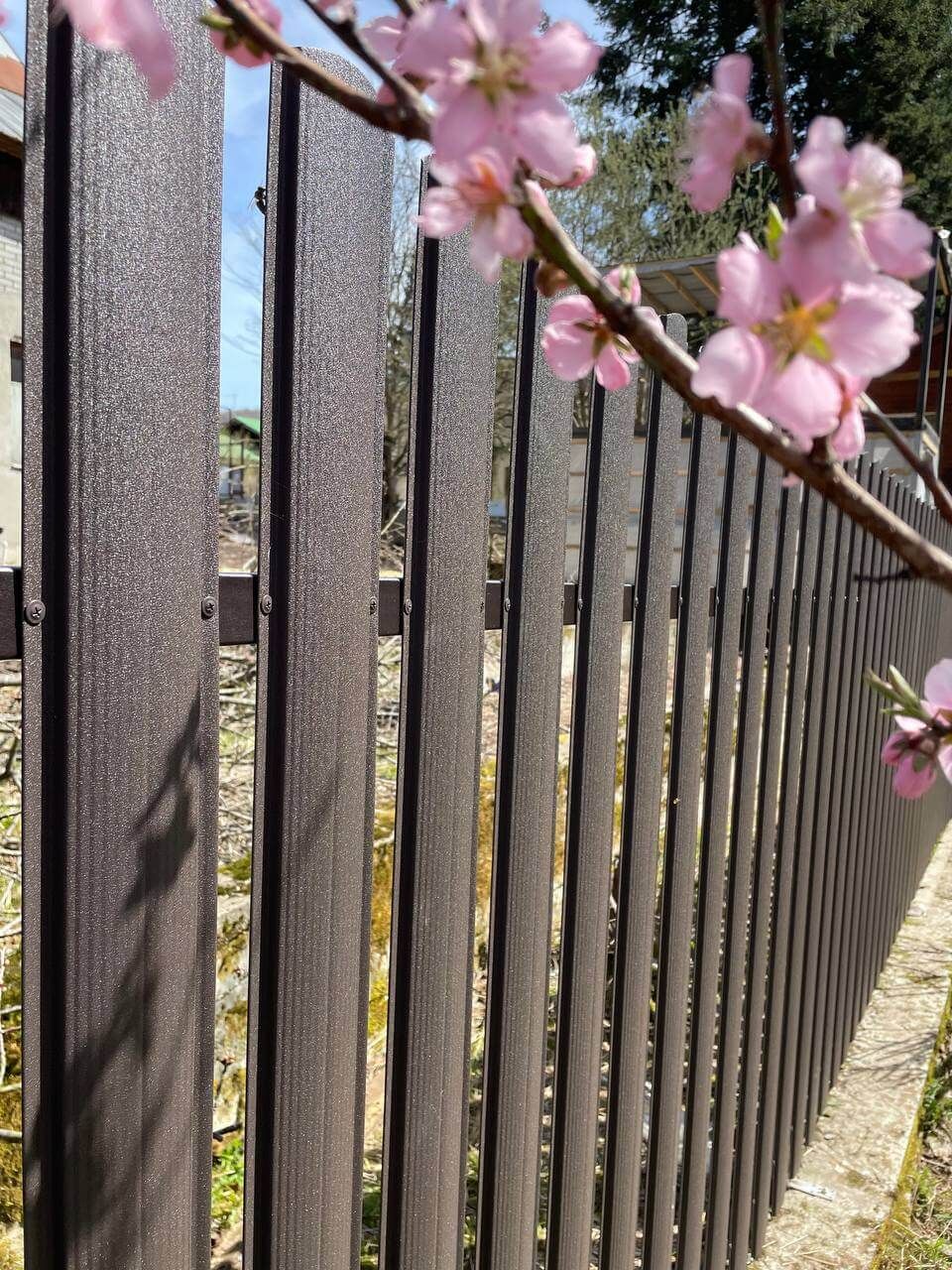 Забор из евроштакетника 46м RAL8019 Темный Шоколад МАТТЕ фото 5 в Севастополе