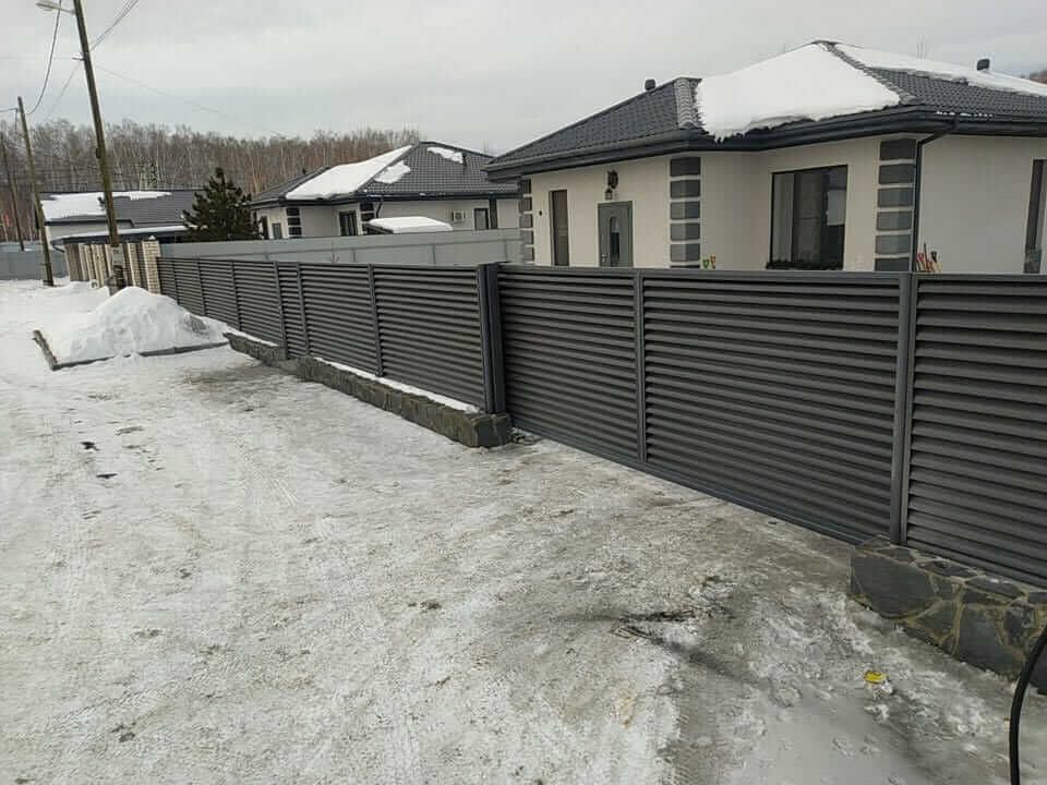 Забор-жалюзи с входной группой 26м RAL7024 Серый Графит МАТТЕ фото 1 в Севастополе