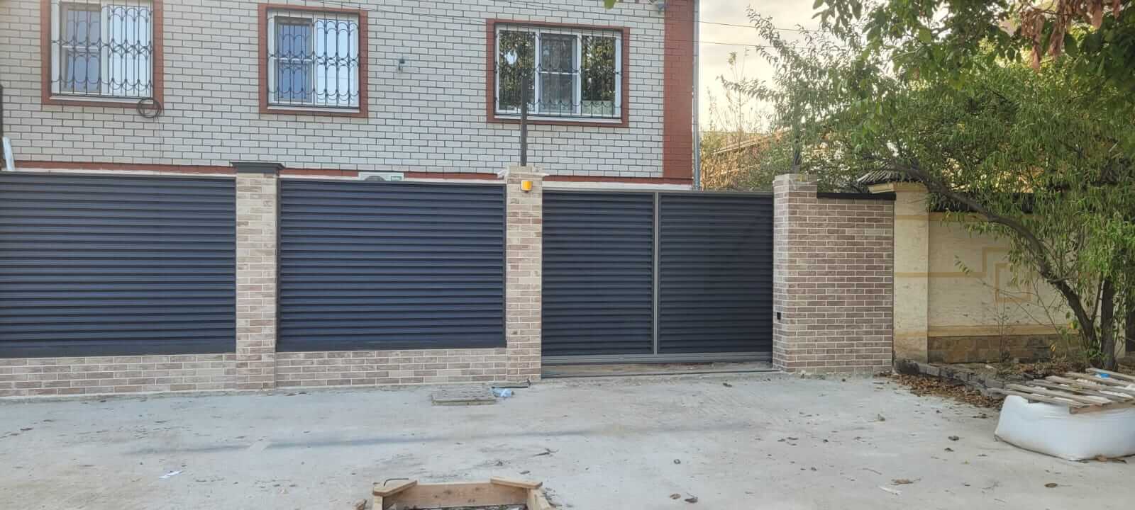 Забор-жалюзи с ламелями ЭКО-Z US усиленные 20м RAL7024/7024 Серый Графит двусторонний МАТТЕ фото 2 в Севастополе