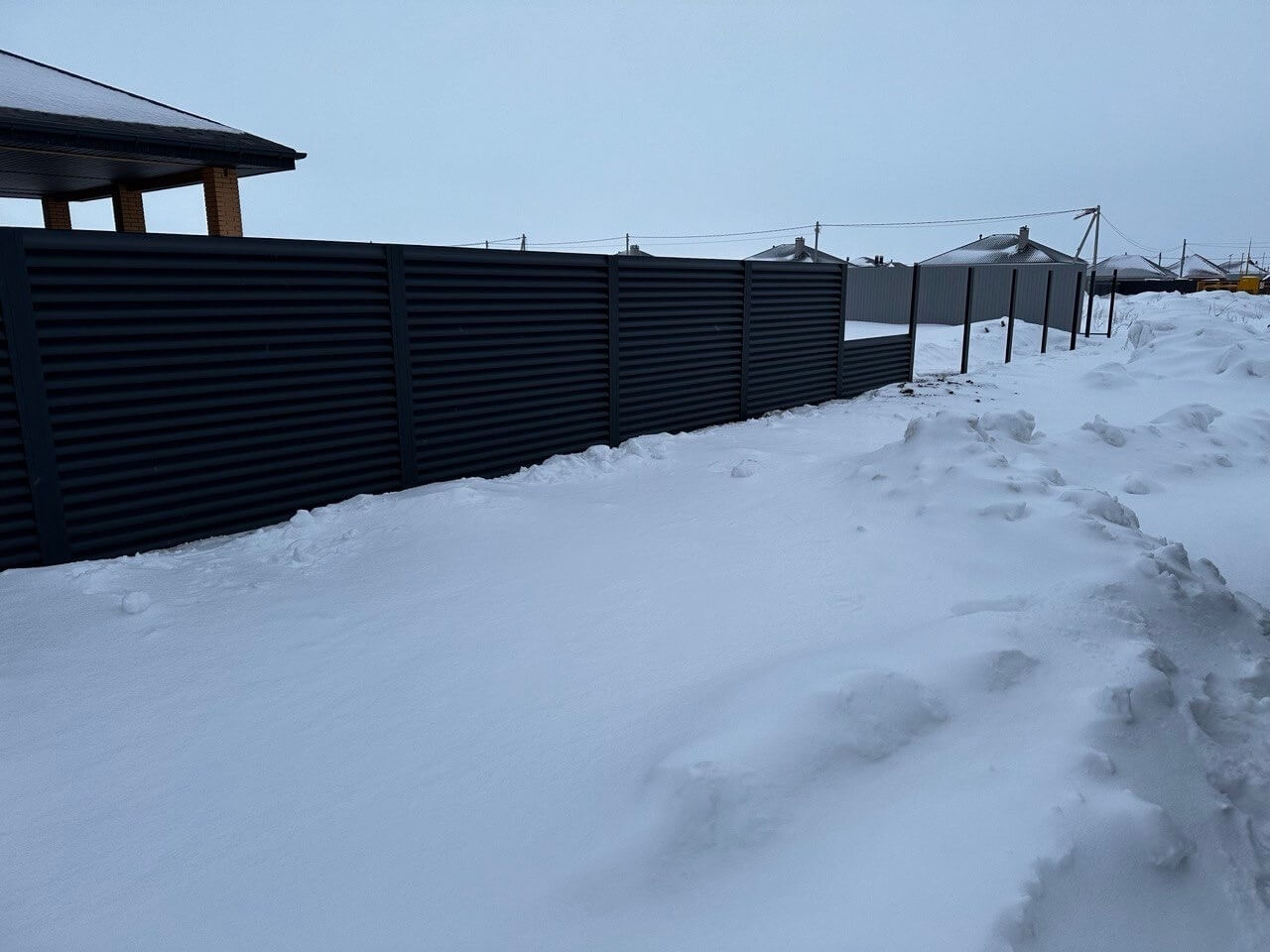 Забор-жалюзи из ламелей еврожалюзи 57м RAL7024 Серый Графит МАТТЕ фото 6 в Севастополе