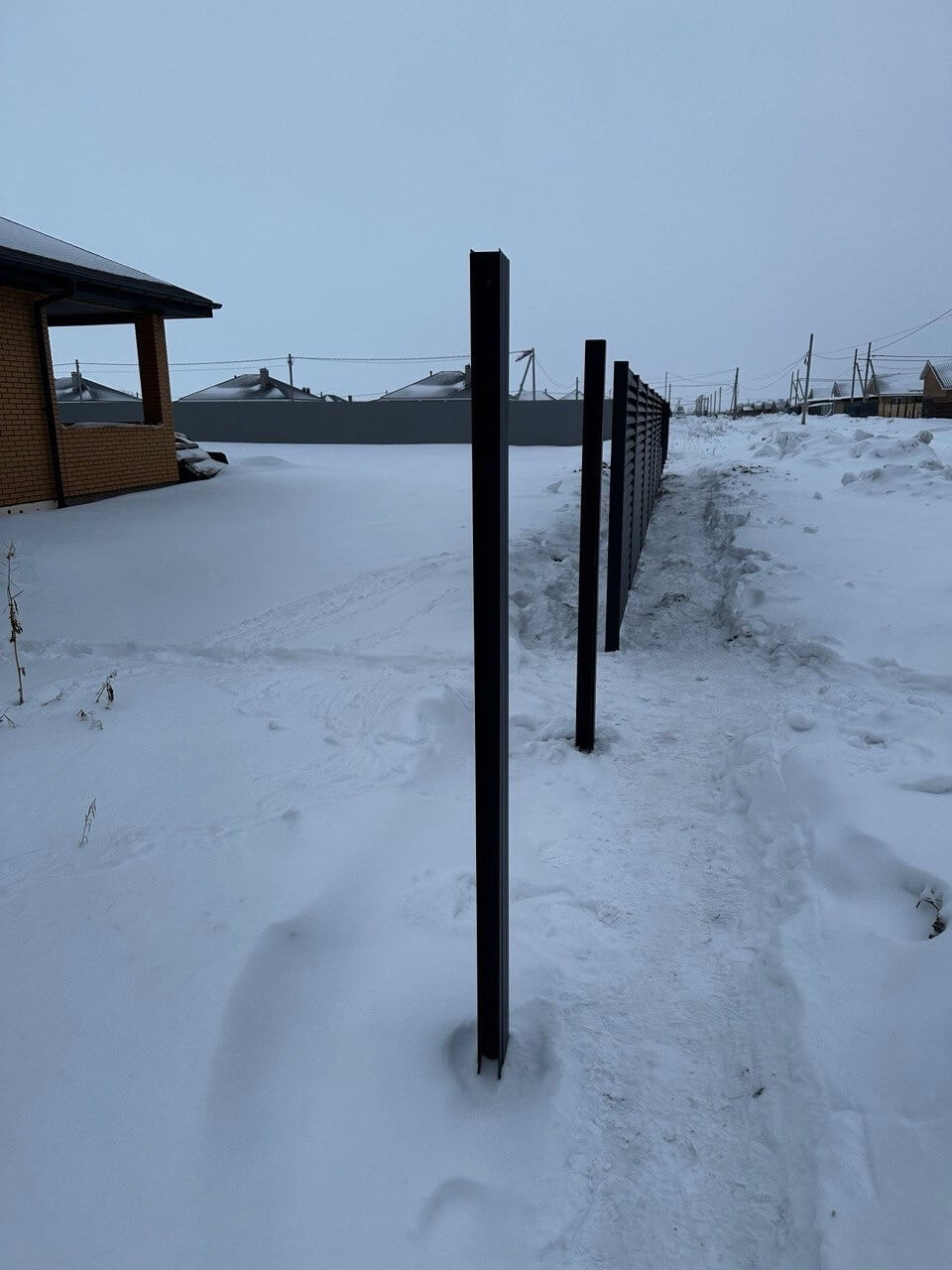 Забор-жалюзи из ламелей еврожалюзи 57м RAL7024 Серый Графит МАТТЕ фото 5 в Севастополе