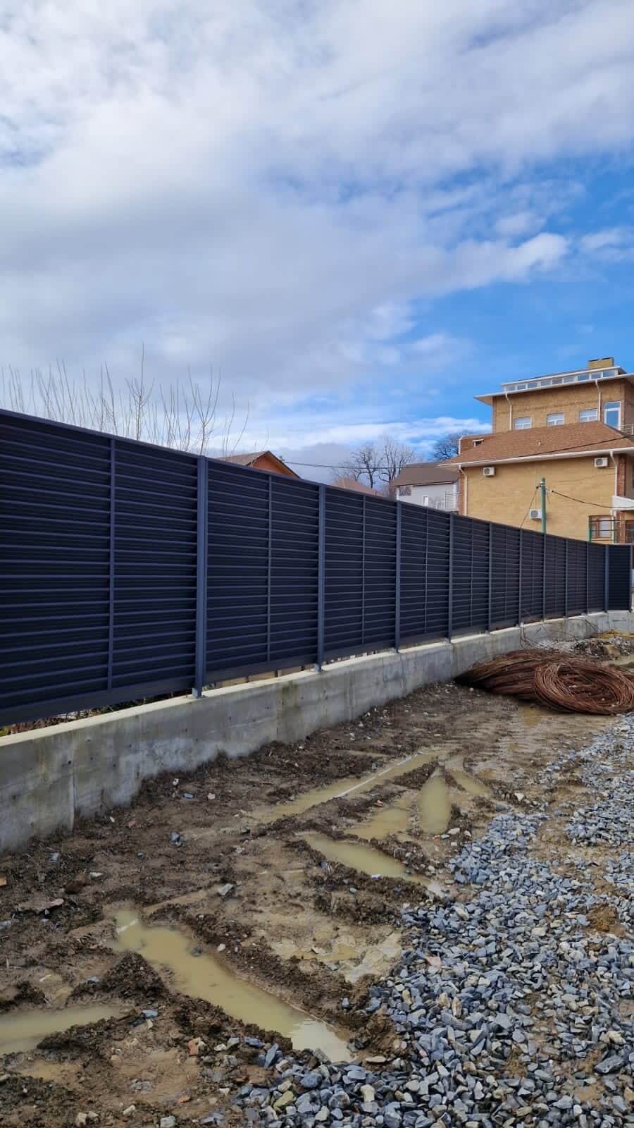 Забор-жалюзи из ламелей ЭКО-Z усиленных 87м RAL7024 Серый Графит матовый фото 6 в Севастополе