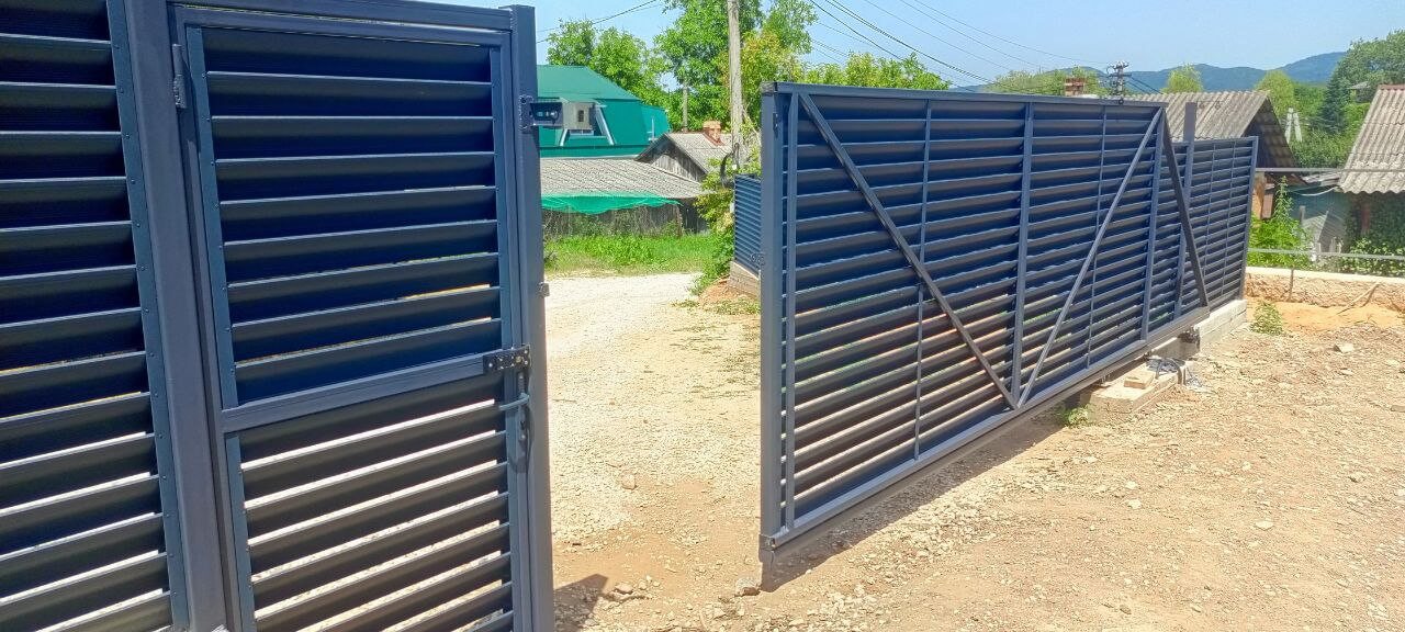 Забор-жалюзи из ламелей Еврожалюзи 53м RAL7024 Серый Графит МАТТЕ фото 16 в Севастополе