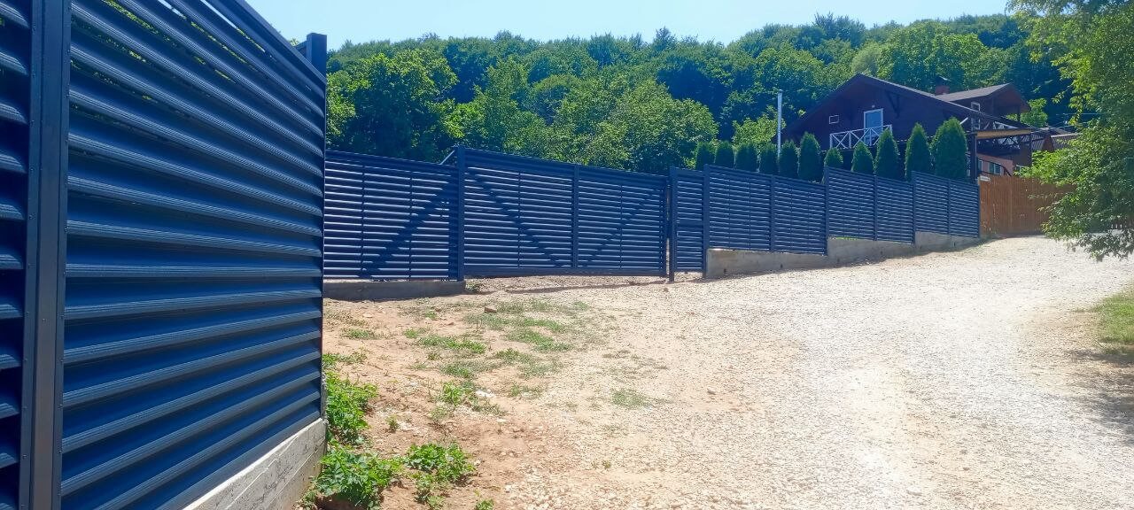Забор-жалюзи из ламелей Еврожалюзи 53м RAL7024 Серый Графит МАТТЕ фото 8 в Севастополе