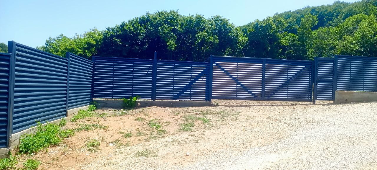Забор-жалюзи из ламелей Еврожалюзи 53м RAL7024 Серый Графит МАТТЕ фото 7 в Севастополе