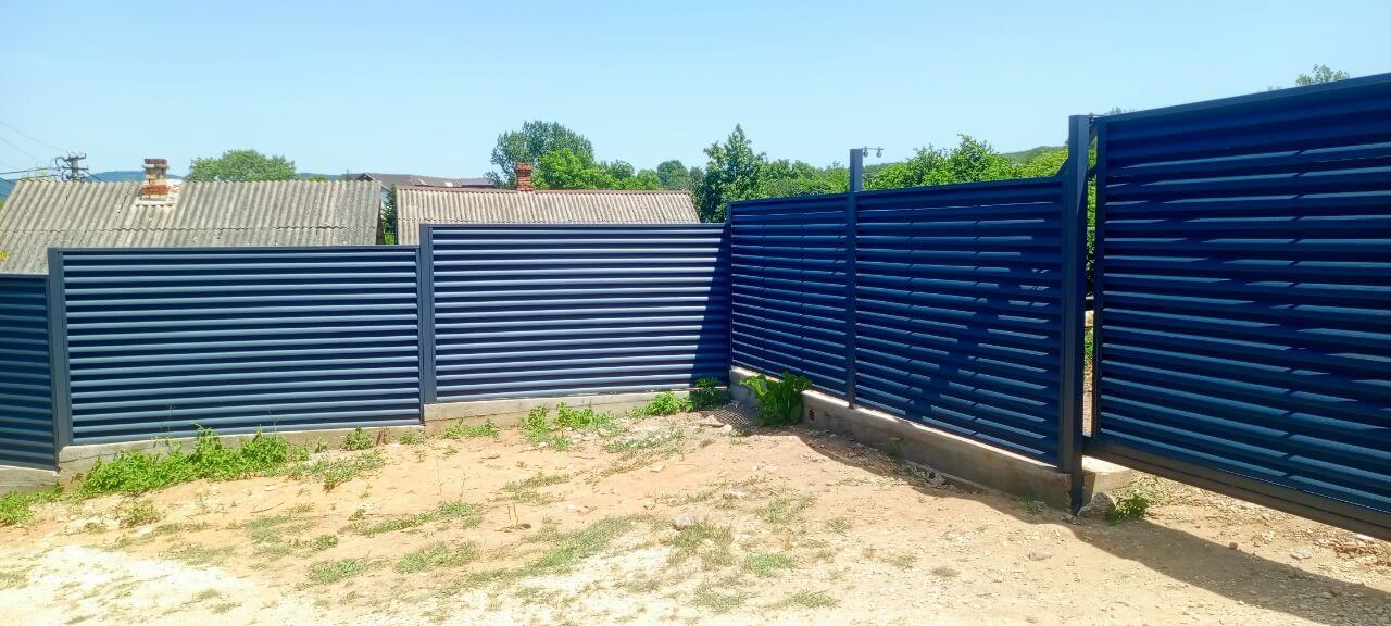 Забор-жалюзи из ламелей Еврожалюзи 53м RAL7024 Серый Графит МАТТЕ фото 4 в Севастополе