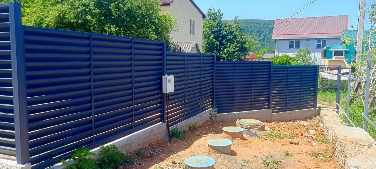 Забор-жалюзи из ламелей Еврожалюзи 53м RAL7024 Серый Графит МАТТЕ фото 2 в Севастополе