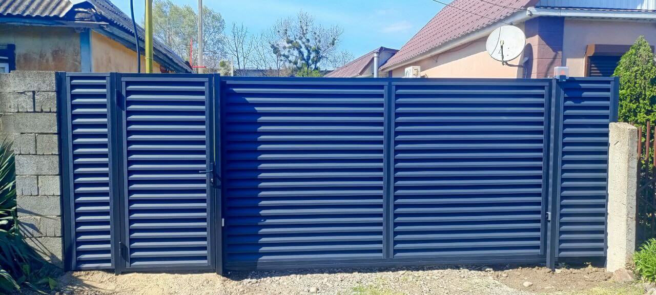 Забор-жалюзи из ламелей Еврожалюзи 53м RAL7024 Серый Графит МАТТЕ фото 1 в Севастополе