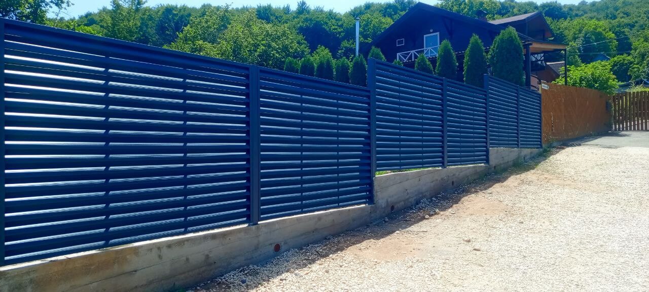 Забор-жалюзи из ламелей Еврожалюзи 53м RAL7024 Серый Графит МАТТЕ фото 12 в Севастополе