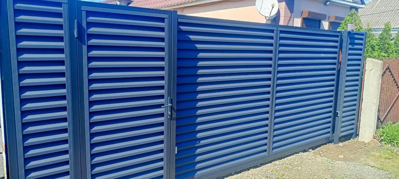 Забор-жалюзи из ламелей Еврожалюзи 53м RAL7024 Серый Графит МАТТЕ фото 10 в Севастополе