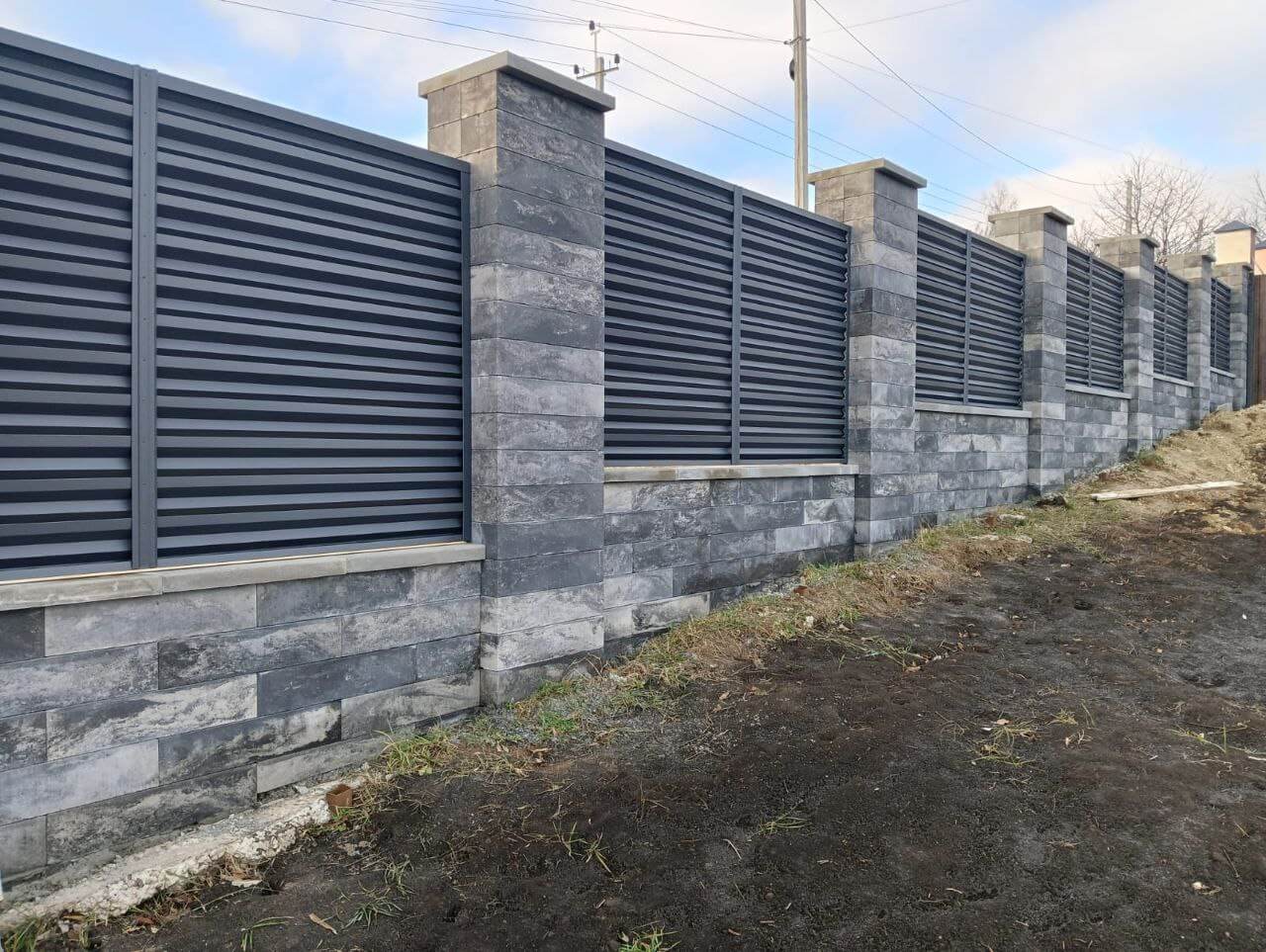 Забор-жалюзи из ламелей Елочка 72м RAL7024/7024 Серый Графит двусторонний МАТТЕ фото 4 в Севастополе