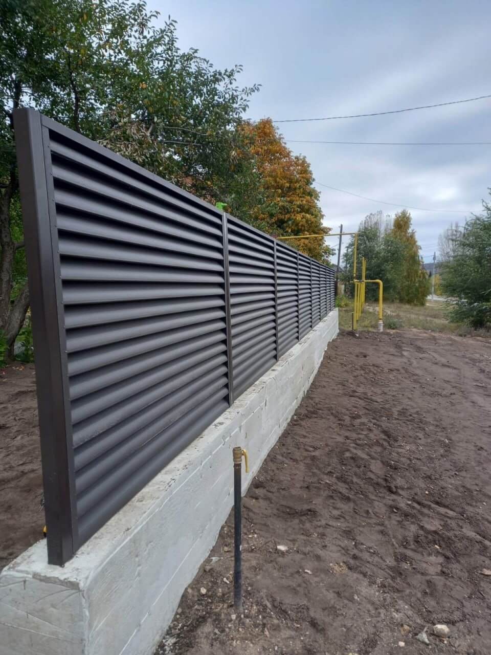 Забор из ламелей еврожалюзи 34м RAL8019/8019 Темный Шоколад двусторонний МАТТЕ фото 3 в Севастополе