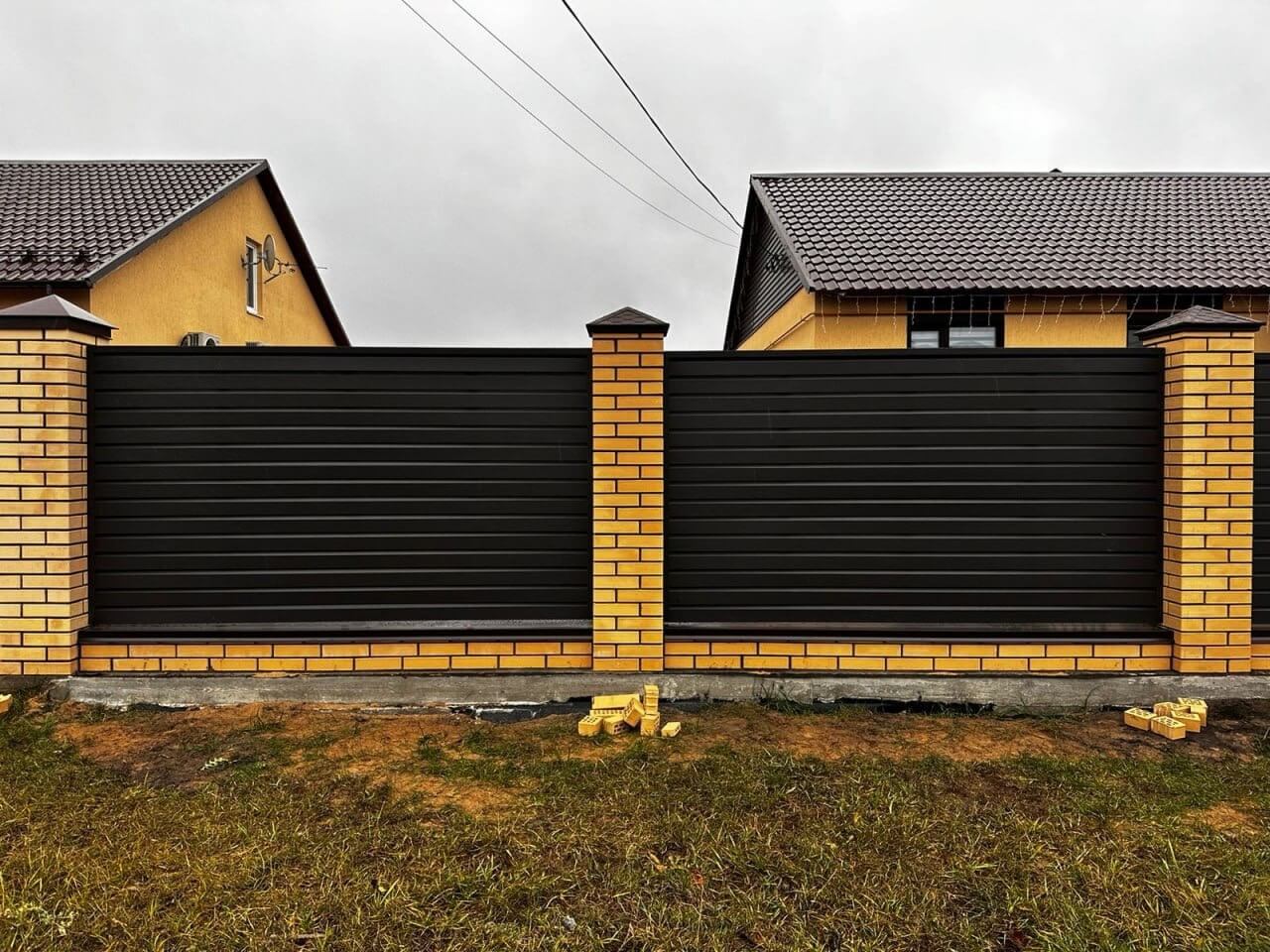 Забор из ламелей Хай-Тек 32м RAL8019/8019 Темный Шоколад двусторонний МАТТЕ фото 1 в Севастополе