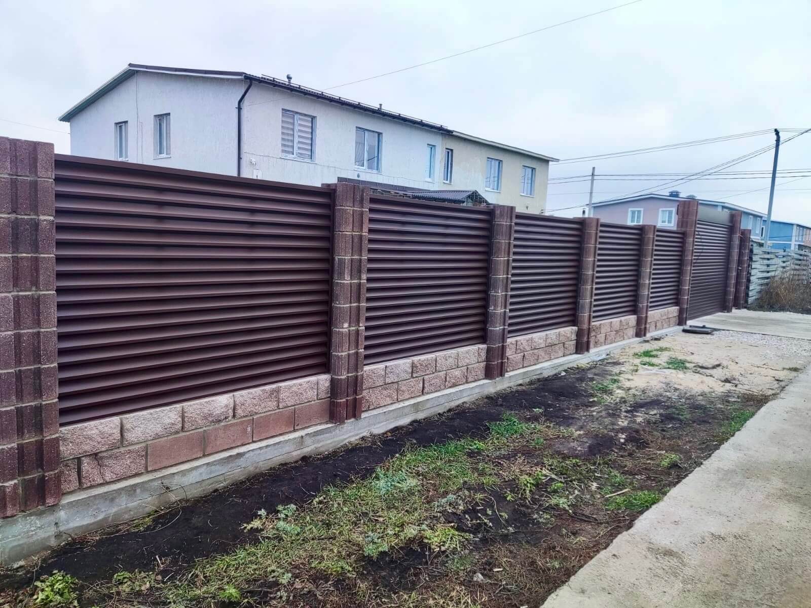 Забор-жалюзи из ламелей ЭКО-Z 13м RAL8019/8019 Темный Шоколад двусторонний МАТТЕ фото 1 в Севастополе