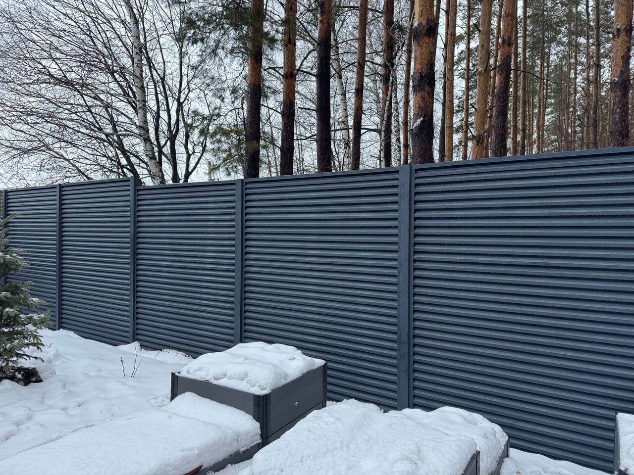 Забор-жалюзи из ламелей ЭКО-Z-US 54м RAL7024/7024 Серый Графит двусторонний МАТТЕ фото 3 в Севастополе