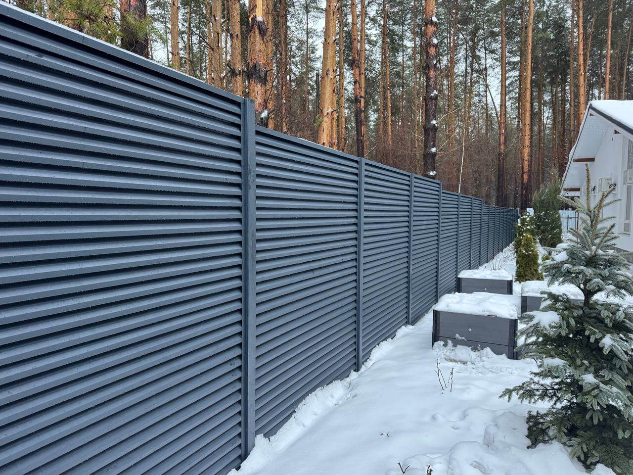 Забор-жалюзи из ламелей ЭКО-Z-US 54м RAL7024/7024 Серый Графит двусторонний МАТТЕ в Севастополе
