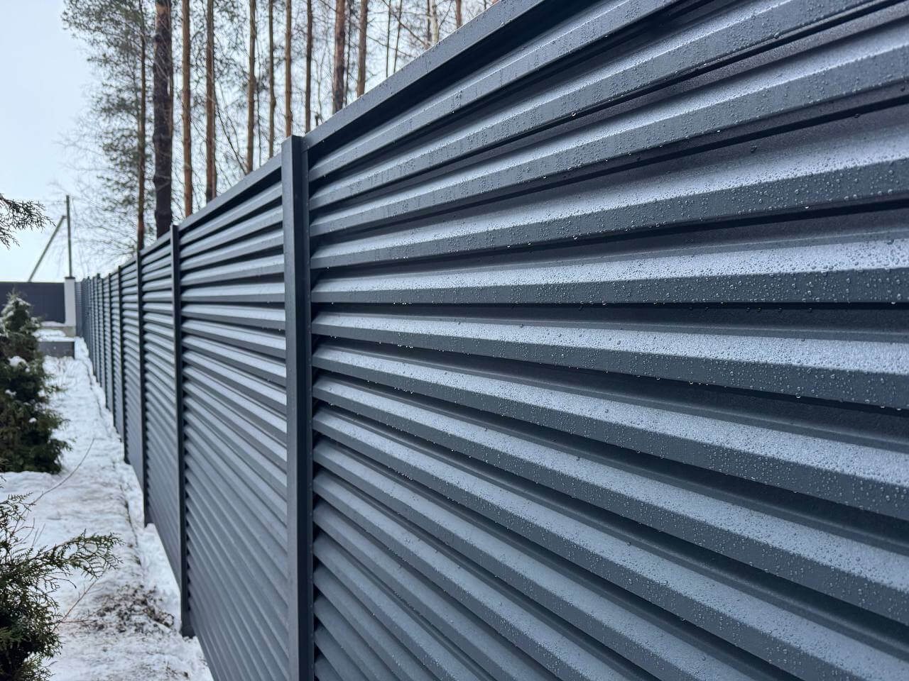 Забор-жалюзи из ламелей ЭКО-Z-US 54м RAL7024/7024 Серый Графит двусторонний МАТТЕ фото 2 в Севастополе