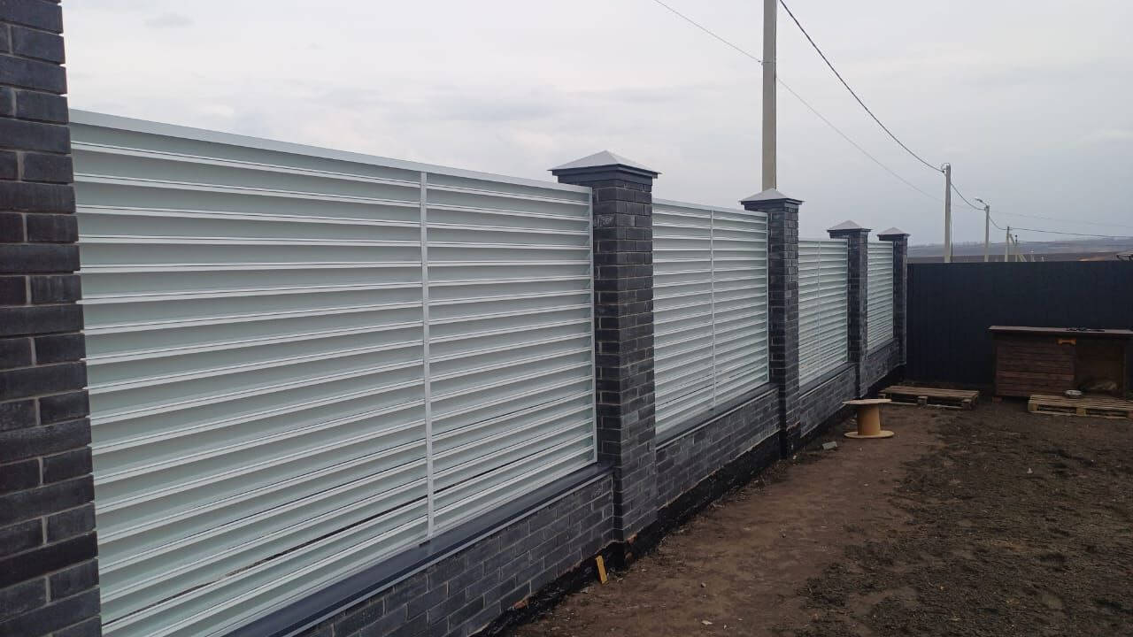 Забор-жалюзи из ламелей ЭКО-Z 94м RAL9003/9003 Белый двусторонний фото 1 в Севастополе