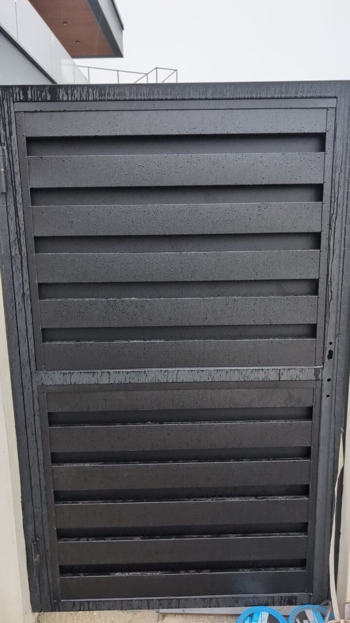 Откатные ворота с калиткой из металлопланкена RAL9005/9005 Черный двусторонний МАТТЕ фото 3 в Севастополе