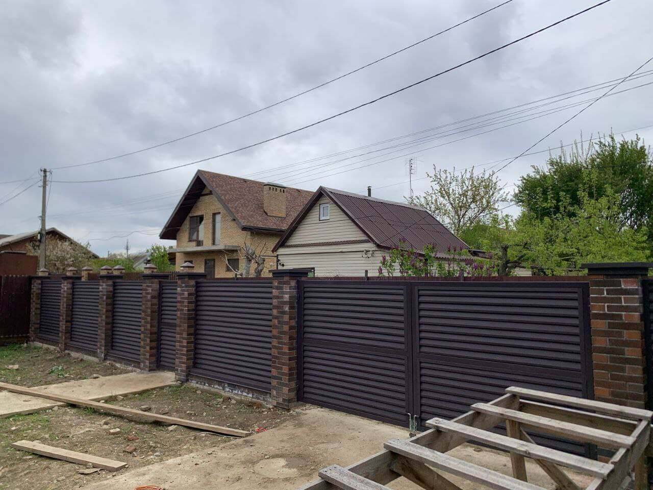 Забор-жалюзи из ламелей Реснички 24м RAL8019/8019 Темный Шоколад двусторонний МАТТЕ фото 2 в Севастополе