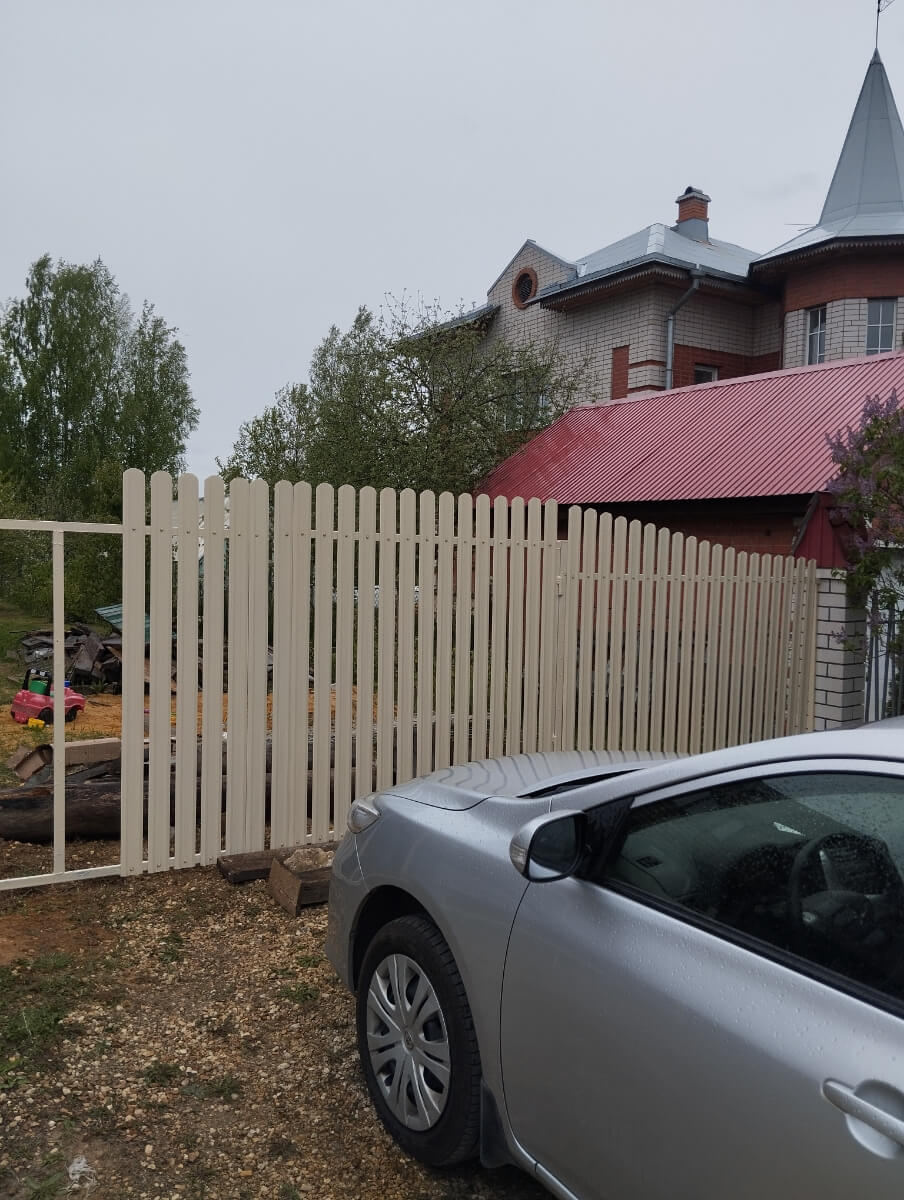 Забор из евроштакетника 9м RAL1015/1015 Слоновая Кость двусторонний фото 1 в Севастополе