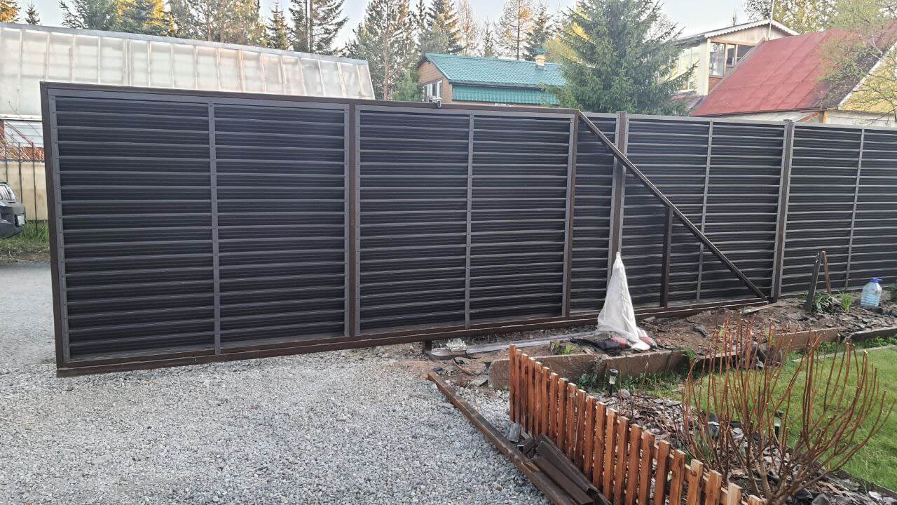 Забор-жалюзи из ламелей ЭКО-Z-US 12м RAL8019/8019 Темный Шоколад двусторонний МАТТЕ фото 3 в Севастополе