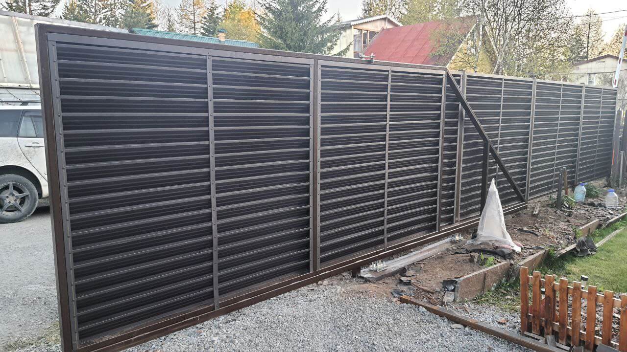 Забор-жалюзи из ламелей ЭКО-Z-US 12м RAL8019/8019 Темный Шоколад двусторонний МАТТЕ фото 1 в Севастополе