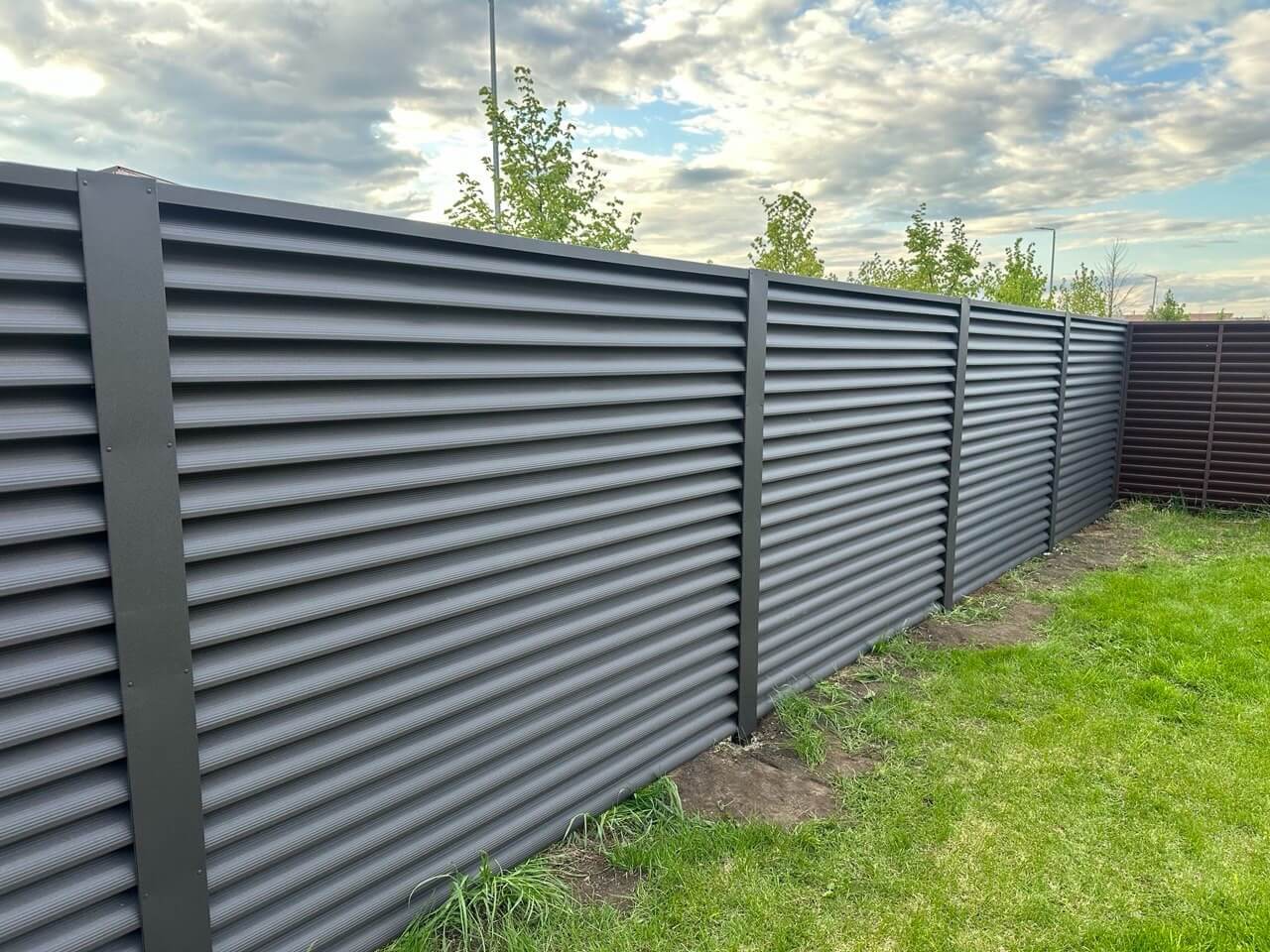 Забор из ламелей еврожалюзи 43м RAL8019/8019 Темный Шоколад двусторонний МАТТЕ фото 1 в Севастополе