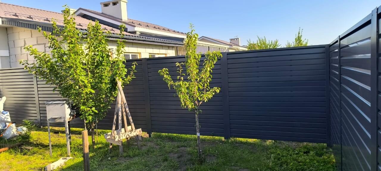 Забор-жалюзи из ламелей Хай-Тек 62м RAL7024/7024 Серый Графит двусторонний фото 4 в Севастополе