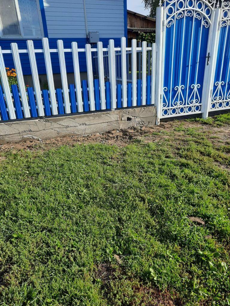 Забор из евроштакетника 14м RAL9003 Белый, RAL5005 Синий Сигнал фото 2 в Севастополе