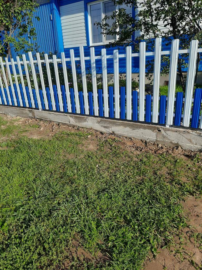 Забор из евроштакетника 14м RAL9003 Белый, RAL5005 Синий Сигнал фото 1 в Севастополе