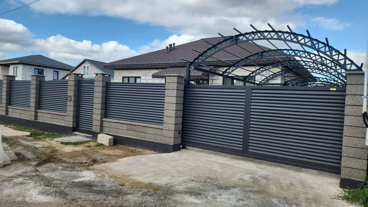 Забор-жалюзи из ламелей Реснички 27м RAL8019/8019 Темный Шоколад двусторонний МАТТЕ фото 2 в Севастополе