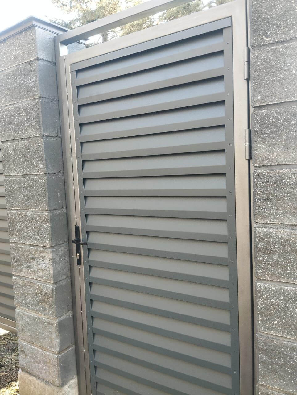 Откатные ворота с калиткой из ламелей Реснички RAL7024/7024 Серый Графит двусторонний МАТТЕ фото 2 в Севастополе