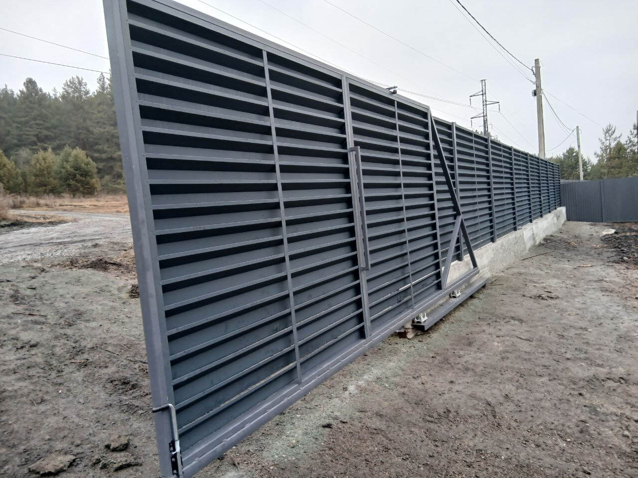 Забор-жалюзи из ламелей Хай-Тек 37м RAL7024/7024 Серый Графит двусторонний МАТТЕ фото 7 в Севастополе