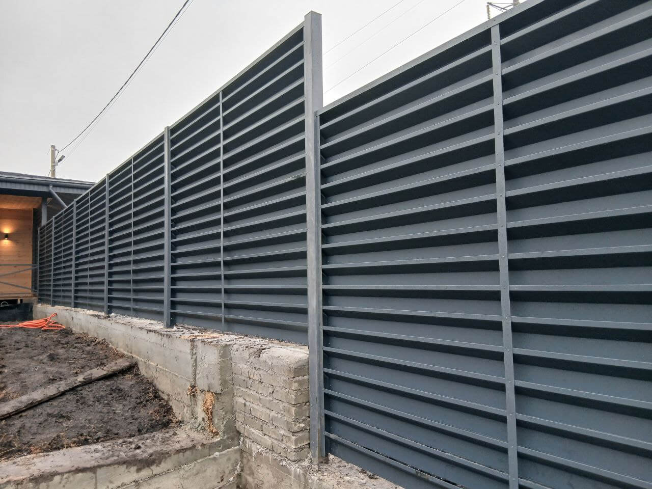 Забор-жалюзи из ламелей Хай-Тек 37м RAL7024/7024 Серый Графит двусторонний МАТТЕ фото 6 в Севастополе
