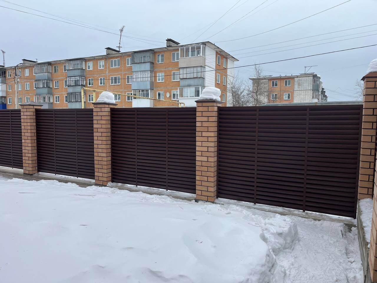 Забор-жалюзи из ламелей ЭКО-Z 87м RAL8017/8017 Шоколад двусторонний МАТТЕ фото 17 в Севастополе