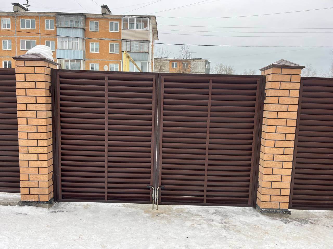 Забор-жалюзи из ламелей ЭКО-Z 87м RAL8017/8017 Шоколад двусторонний МАТТЕ фото 9 в Севастополе