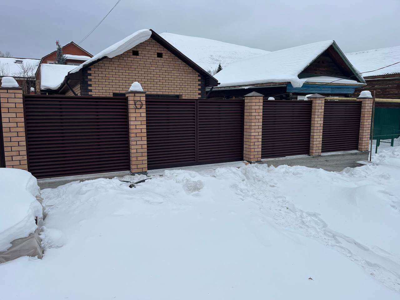 Забор-жалюзи из ламелей ЭКО-Z 87м RAL8017/8017 Шоколад двусторонний МАТТЕ фото 3 в Севастополе