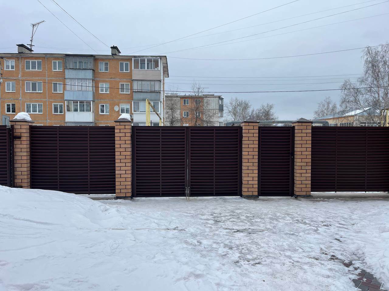 Забор-жалюзи из ламелей ЭКО-Z 87м RAL8017/8017 Шоколад двусторонний МАТТЕ фото 1 в Севастополе