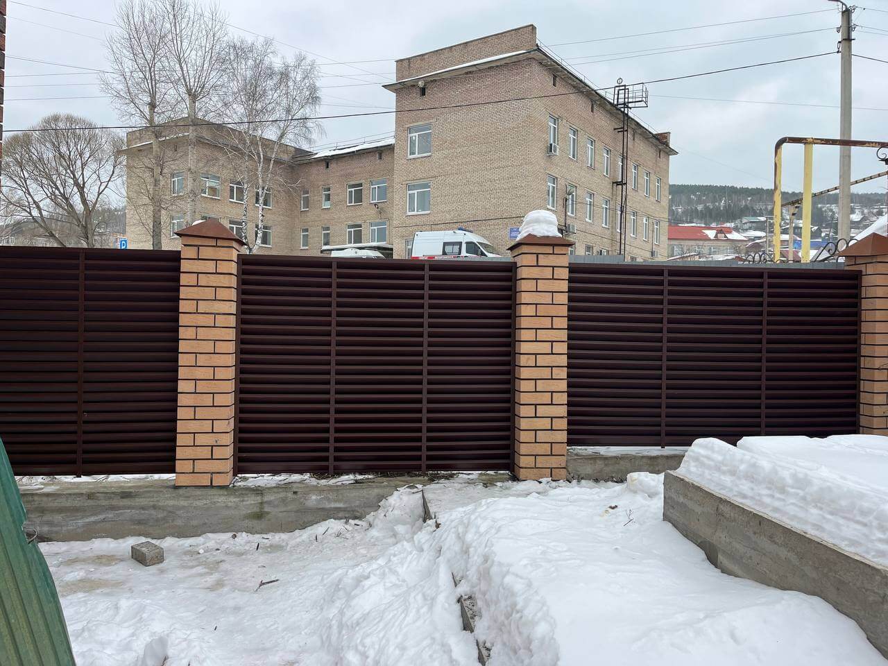 Забор-жалюзи из ламелей ЭКО-Z 87м RAL8017/8017 Шоколад двусторонний МАТТЕ фото 16 в Севастополе