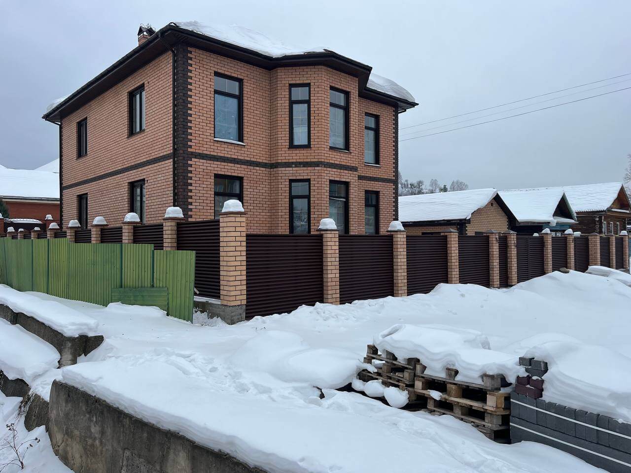 Забор-жалюзи из ламелей ЭКО-Z 87м RAL8017/8017 Шоколад двусторонний МАТТЕ фото 12 в Севастополе