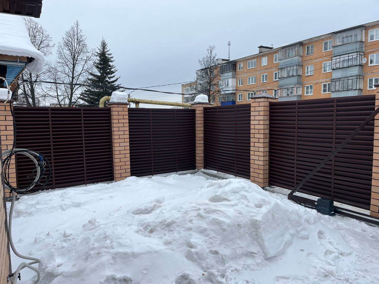 Забор-жалюзи из ламелей ЭКО-Z 87м RAL8017/8017 Шоколад двусторонний МАТТЕ фото 11 в Севастополе