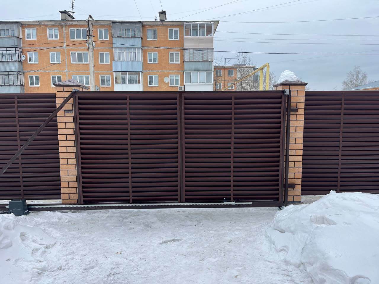 Забор-жалюзи из ламелей ЭКО-Z 87м RAL8017/8017 Шоколад двусторонний МАТТЕ фото 10 в Севастополе