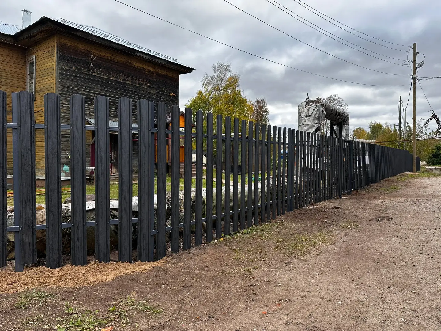 Забор из евроштакетника 63м Черное Дерево 3D Принтек фото 1 в Севастополе