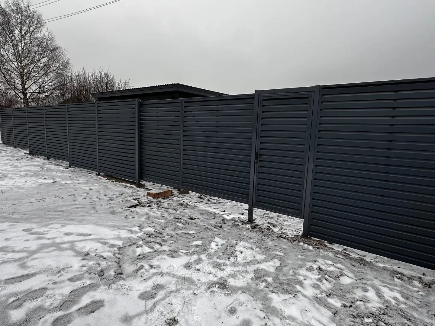 Забор-жалюзи из ламелей Хай-Тек 20м RAL7024/7024 Серый Графит двусторонний МАТТЕ фото 4 в Севастополе