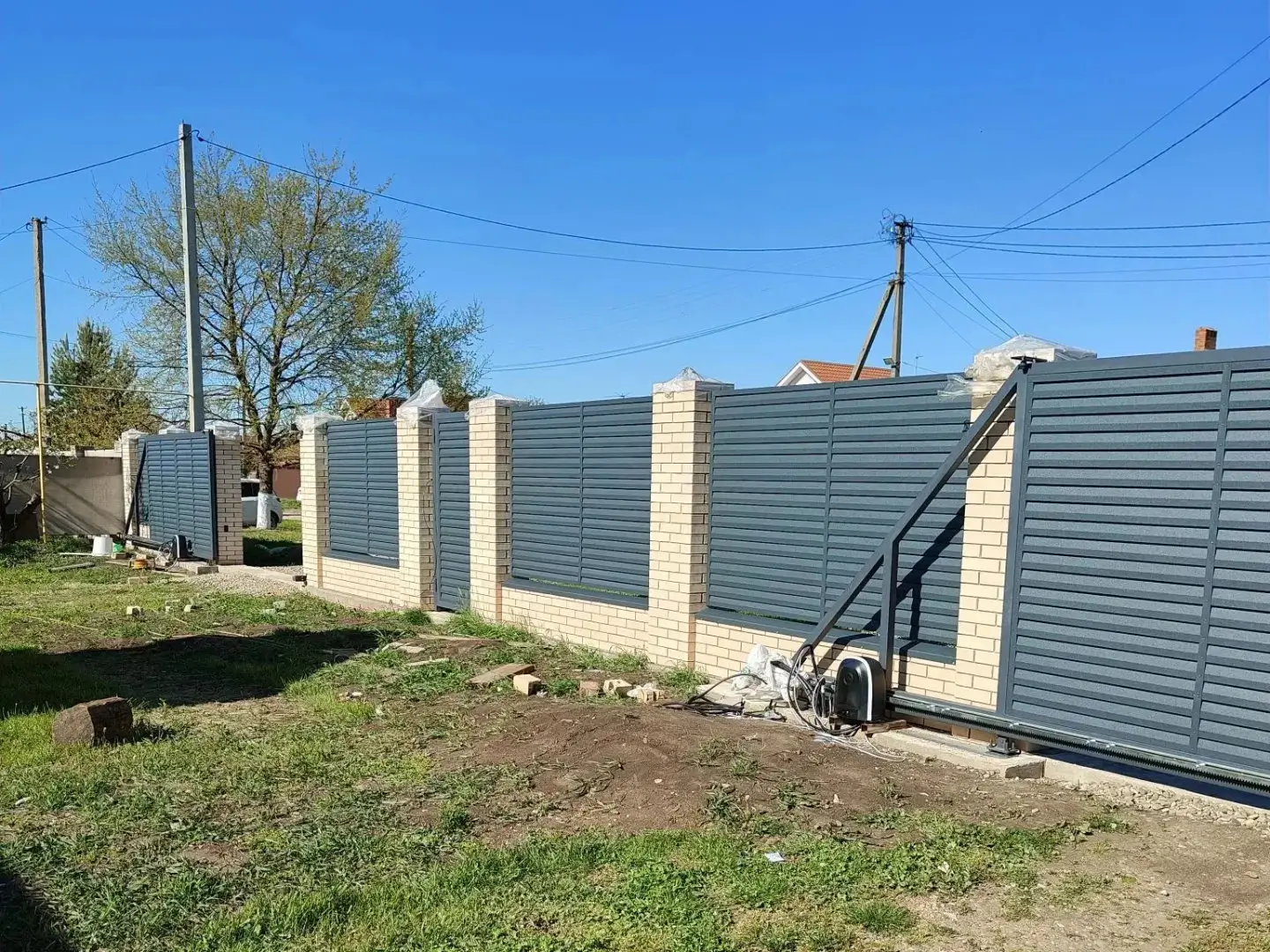 Забор-жалюзи из ламелей Реснички 16м RAL7024 Серый Графит Стальной Бархат фото 1 в Севастополе